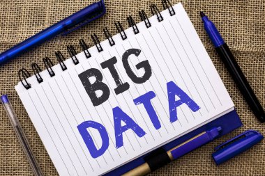 Kavramsal el göstermek büyük veri yazma. Çok büyük veri bilgi teknolojisi siber Bigdata Depolama-veritabanı defter kitap jüt üzerinde yazılı vitrine iş fotoğraf kalemler yanında arka plan.