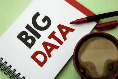 Büyük veri yazma el yazısı metin. Çok büyük veri bilgi teknolojisi siber Bigdata Depolama-veritabanı defter kitap düz arka plan kahve fincanı yanındaki yazılı anlam kavramı.
