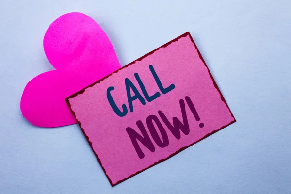 Escribiendo nota mostrando Call Now. Exhibición de fotos de negocios Contacto Talk Chat Línea de Ayuda Telefonía Servicio al Cliente escrito en Pink Sticky Note Paper en el fondo llano con corazón . —  Fotos de Stock
