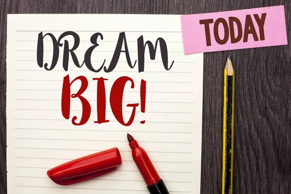 Scrivere una nota che mostra Dream Big. Business photo showcase Motivazione Piano Obiettivo Sogno Visione Strategia Sfida Idea scritta su Quaderno Carta sullo sfondo di legno oggi Marker Matita . — Foto Stock