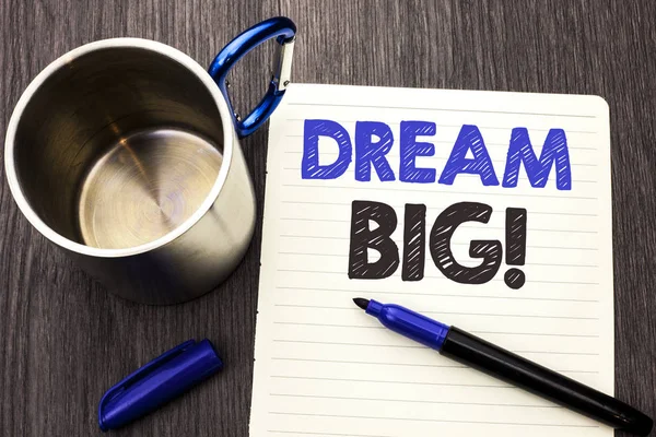 Konceptuella hand skriva visar stora dröm. Företag foto skylta Motivation planera syfte Dream Vision strategi utmaning idé skrivit på anteckningsboken papper trä bakgrund markör och Cup — Stockfoto