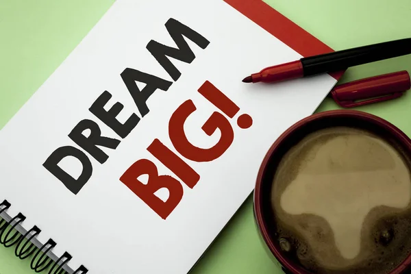 Scrivere testi a mano Dream Big. Concetto significato Motivazione Piano Obiettivo Sogno Visione Strategia Sfida Idea scritta su Quaderno Libro sullo sfondo semplice Caffè Coppa accanto ad esso . — Foto Stock