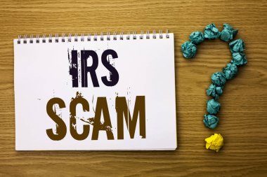 IRS aldatmaca gösterilen metin işareti. Kavramsal fotoğraf uyarı Scam sahtekarlık vergi Pishing Spam para gelir uyarı ahşap arka plan Ask defter kitap yazıldı düzeni için.