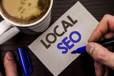 Kavramsal el yerel Seo gösterilen yazma. Not Kağıt ahşap arka plan kahve adam tutarak Marker yazılı iş fotoğraf metin arama motoru optimizasyon stratejisi Optimize yerel anahtar kelimeleri bulma.