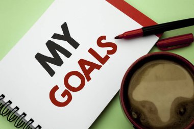 El yazısı metin yazma My gol. Amaç amacı strateji belirlenmesi kariyer planı amaç hedef düz arka plan kahve fincanı yanında defter kitap yazılı vizyon anlam kavramı.
