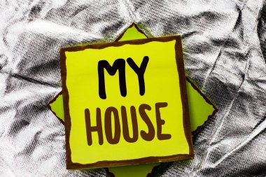 My House gösterilen metin işareti. Kavramsal fotoğraf konut ev konut özelliği aile ev yeni gümüş dokulu arka plan üzerinde yığılmış yapışkan not kağıdına yazılı Emlak.