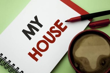 My House yazma el yazısı metin. Konut ev konut özelliği aile ev yeni defter kitap düz arka plan kahve fincanı yanındaki yazılı Emlak anlam kavramı.
