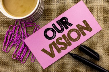 Bizim vizyon yazma el yazısı metin. Yenilik stratejisi görev hedef planı rüya amaç jüt özgeçmişlerine kahve Kupası kalem Pins pembe yapışkan not kağıdına yazılı yön anlam kavramı.