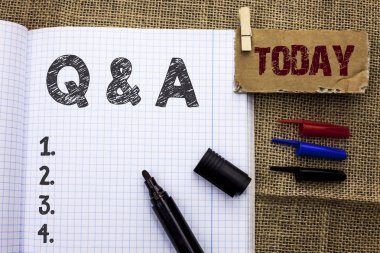Q A. kavramsal gösterilen metin işaret sormak sık SSS sorulan soru yardım çözme şüphe sorgu ile defter kitap ayracı jüt arka plan üzerinde bugün yazılı destek fotoğraf.