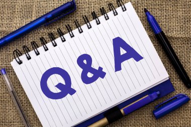 Kavramsal el Q A. iş gösterilen yazma fotoğraf vitrine sormak sık SSS sorulan soru yardım çözme şüphe sorgu defter kitap jüt üzerinde yazılı destek kalemler yanında arka plan.