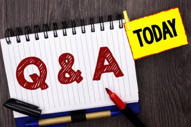 Word sormak sık SSS sorulan soru yardım çözme şüphe sorgu desteğini defter kitap ahşap arka plan bugün Marker yanındaki yazılı metin Q A. iş kavramı yazma.