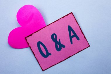 Q A. iş fotoğraf sormak sık SSS sorulan soru yardım çözme şüphe sorgu kalp ile düz arka plan üzerinde pembe yapışkan not kağıdına yazılı destek vitrine gösterilen not yazma.