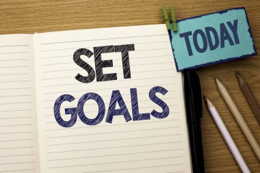 Metin işaret gösteren Set gol. Kavramsal fotoğraf hedef planlama vizyon rüyalar gol fikir amacı hedef defter kitap ahşap arka plan bugün kalem yanındaki yazılı motivasyon.