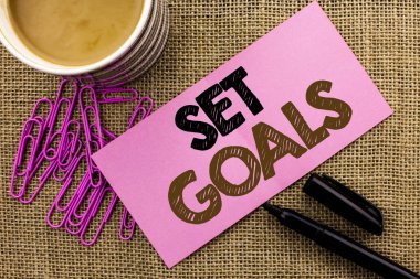 El yazısı metin yazma Set gol. Hedef planlama vizyon rüyalar gol fikir amacı hedef jüt özgeçmişlerine kahve Kupası kalem Pins pembe yapışkan not kağıdına yazılı motivasyon anlam kavramı.