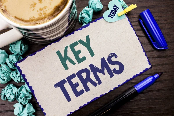 Escritura manual conceptual que muestra los Términos Clave. Foto de negocios mostrando Plan clave Estrategia Rendimiento Visión Objetivo Política Concepto Firma escrita Cartón Pieza sobre fondo de madera Hoy Pen Coffee . —  Fotos de Stock