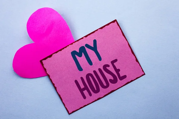 Schreibnotiz, die mein Haus zeigt. Geschäftsfoto zeigt Wohnhaus Wohnimmobilien Familienhaushalt neue Siedlung auf rosa Klebepapier auf dem schlichten Hintergrund mit Herz geschrieben. — Stockfoto