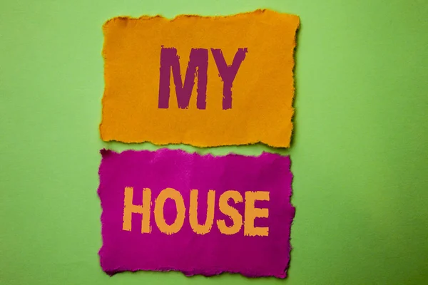 A kézírás szöveg My House. Koncepció, azaz ház Home ingatlan családi háztartás új lakópark írt könny papírok, akkor zöld háttér. — Stock Fotó