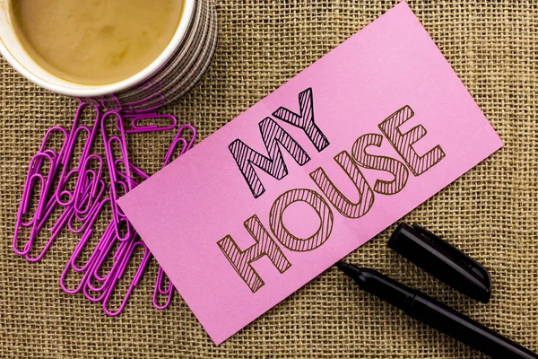 Handskrift text skriva mitt hus. Konceptet innebär bostäder hem boende familj hushåll nya bostadsområde skriven på rosa Sticky Note papper på jute bakgrunden kaffe kopp penna stift. — Stockfoto