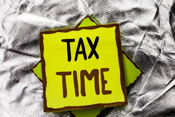 Signo de texto que muestra Tax Time. Foto conceptual Fiscalidad Plazo Finanzas Pago Contabilidad Pago Ingresos Ingresos escritos en Apilados Papel pegajoso Nota sobre el fondo texturizado Plata . — Foto de Stock