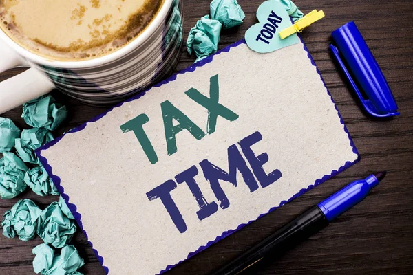 Escritura manual conceptual que muestra el Tiempo Tributario. Foto de negocios mostrando Impuestos Plazo Finanzas Pago Contabilidad Pago Ingresos Ingresos Cartulina escrita Pieza sobre fondo de madera Hoy Pen Coffee . — Foto de Stock