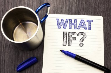 Kavramsal el What If soru gösterilen yazma. Ne demek soru sormak sık yardım çözme destek Marker ve Kupası defter Kağıt ahşap arka plan üzerinde yazılı SSS vitrine iş fotoğraf