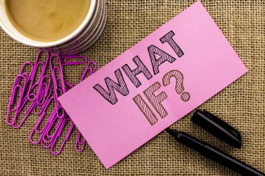 What If soru yazma el yazısı metin. Ne demek soru sormak sık yardım çözme destek jüt özgeçmişlerine kahve Kupası kalem Pins pembe yapışkan not kağıdına yazılı SSS anlam kavramı.