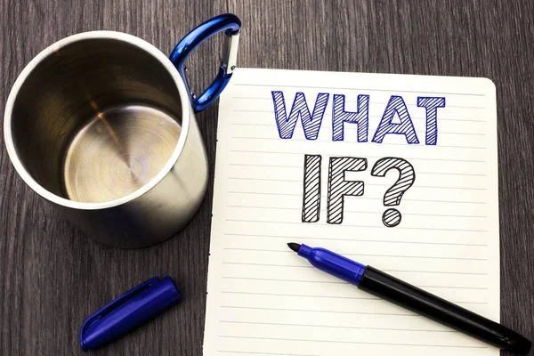 Kavramsal el What If soru gösterilen yazma. Ne demek soru sormak sık yardım çözme destek Marker ve Kupası defter Kağıt ahşap arka plan üzerinde yazılı SSS vitrine iş fotoğraf
