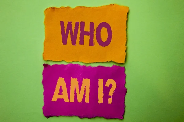 Написання тексту "Хто я?". Концепція значення питання запитання Мислення ідентичності сумнів Психологія Таємниця написана на сльозогінних паперах на зеленому тлі . — стокове фото