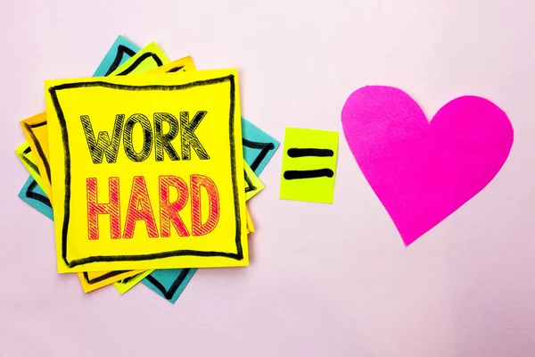 Text tecken visar Work Hard. Konceptuella foto kamp framgång ansträngning Ambition Motivation prestation åtgärd skriven på staplade Sticky Note papper på vanligt bakgrunden med hjärta bredvid den. — Stockfoto