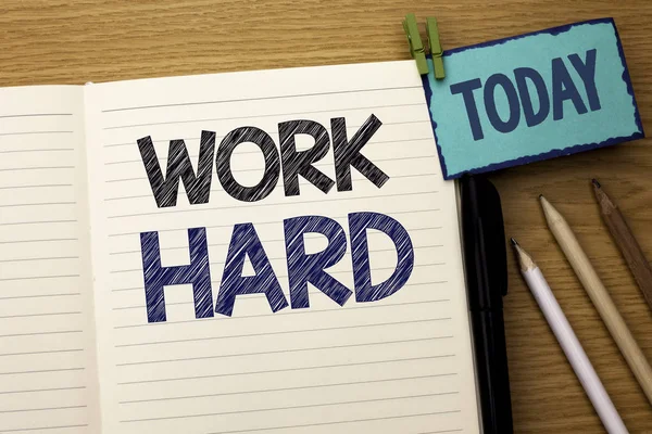 Text tecken visar Work Hard. Konceptuella foto kamp framgång ansträngning Ambition Motivation prestation åtgärd skriven på Notebook bok på trä bakgrund idag penna bredvid den. — Stockfoto