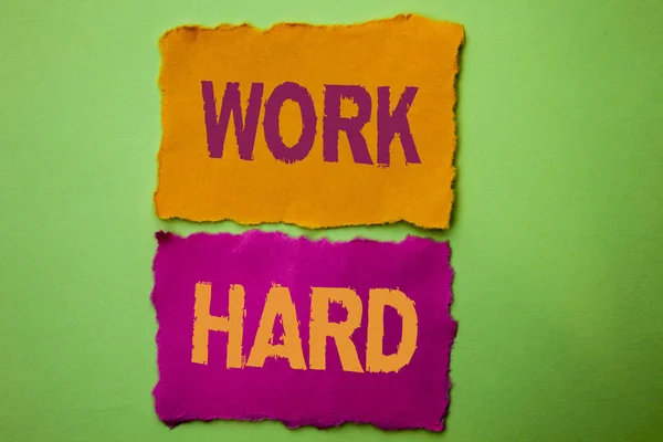 A kézírás szöveg Work Hard. Koncepció, azaz harc siker erőfeszítés Ambition motiváció eléréséhez akció írt könny papírok a zöld háttér. — Stock Fotó