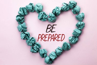 Kavramsal el hazırlıklı gösterilen yazma. İş fotoğraf metin hazırlık Challenge fırsat hazırlamak planı kalp kağıt topları içinde düz arka plan üzerinde yazılı yönetimi.