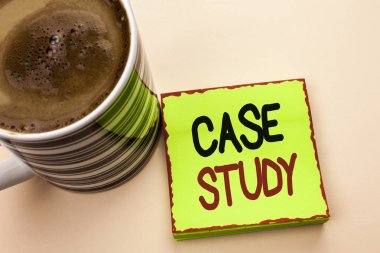 Word metin yazma örnek çalışma. Araştırma bilgileri analiz gözlemlemek öğrenmek tartışmak düz arka plan kahve fincanı yanındaki yeşil yapışkan not kağıdına yazılı ölçütler için iş kavramı.