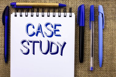 Vaka çalışması gösterilen not yazma. Araştırma bilgileri analiz gözlemlemek öğrenmek tartışmak defter kitap jüt üzerinde yazılı ölçüt vitrine iş fotoğraf kalemler yanında arka plan.