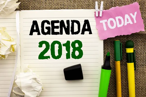 Escribir nota mostrando Agenda 2018.Foto de negocios mostrando Estrategia Planificación Cosas Programar Objetivos Futuros Organizar escrito en Notebook Libro sobre el fondo del yute Hoy Plumas junto a él . — Foto de Stock