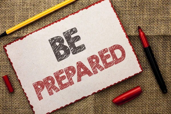 Escrevendo uma nota mostrando Be Prepared. Foto de negócios mostrando Preparação Desafio Oportunidade Preparar Planejamento Gerenciamento escrito em papelão Peça no fundo da juta Marcadores ao lado dele . — Fotografia de Stock