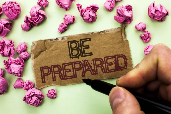 Escribir nota que muestra Prepárate. Foto de negocios mostrando Preparación Oportunidad de Desafío Prepare Plan Management escrito por Man Holding Marker en Tear Cardboard Piece fondo liso . — Foto de Stock