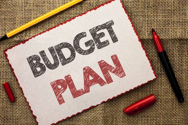 书写显示预算计划的便笺。商业照片展示会计策略预算财政收入经济学写在纸板片上的黄麻背景标记在它旁边. — 图库照片