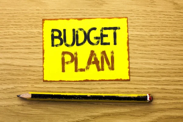 Koncepcyjne w zapasie pismo, Wyświetlono Plan budżetu. Biznesowe zdjęcie prezentujący rachunkowości strategia budżetowanie finansowe dochodów ekonomia napisane na żółtą karteczkę na podłoże drewniane ołówek. — Zdjęcie stockowe