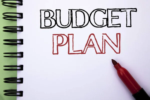 手写文本预算计划。概念意义会计策略预算财政收入经济学写在笔记本上的普通背景标记旁边的书. — 图库照片