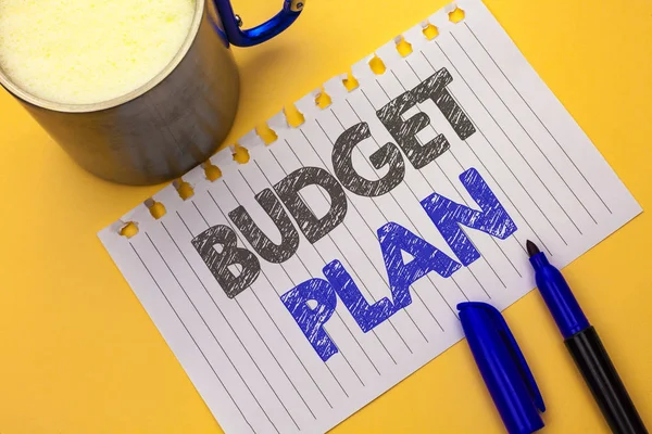 Text tecken visar budgetplan. Konceptuella foto redovisning strategi budgetering finansiella intäkter ekonomi skrivet på anteckningsboken papper på vanligt bakgrunden kaffekopp och markör bredvid. — Stockfoto