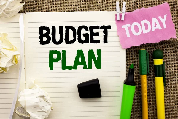 书写显示预算计划的便笺。商业照片展示会计策略预算财政收入经济学写在笔记本上的黄麻背景今天的钢笔在它旁边. — 图库照片