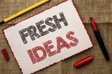 Taze fikirler gösterilen not yazma. Yaratıcı vizyon düşünme hayal kavramı jüt arka planda işaretleri yanında karton parçası üzerinde yazılı strateji vitrine iş fotoğraf.