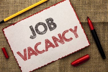 İş Vacancy gösterilen not yazma. İş kariyer boş pozisyon işe istihdam işe jüt arka planda işaretleri yanında karton parçası üzerinde yazılı iş vitrine iş fotoğraf.