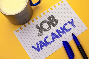 İş Vacancy gösterilen metin işareti. Kavramsal fotoğraf iş kariyer boş pozisyon işe istihdam işe defter kağıt üzerinde düz arka plan kahve fincanı ve damgalı yanında yazılı iş.