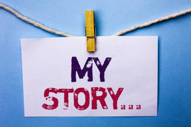 My Story gösterilen metin işaret... Kavramsal fotoğraf biyografi başarı kişisel geçmişi profil beyaz Not iple asılı düz arka plan küçük kağıt üzerinde yazılı portföy.