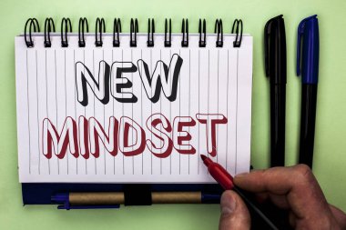 Yeni zihniyet gösterilen not yazma. Tutum son kavram vizyon davranış planı Nootbook kitap düz arka plan üzerinde işaretleyici adam tutarak Marker tarafından yazıldı düşünme vitrine iş fotoğraf.