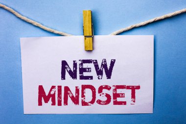 Yeni zihniyet gösterilen metin işareti. Kavramsal fotoğraf tutum son kavram vizyon davranış planı beyaz Not iple asılı düz arka plan küçük kağıt üzerinde yazılı düşünüyorum.