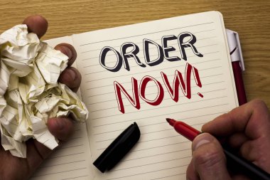 El yazısı metin sipariş ver. Satın satın alma sipariş anlaşma satış promosyon Shop ürün Holding defter kitap ayracı ahşap arka plan kalem yanındaki adam tarafından yazılı kayıt anlam kavramı.