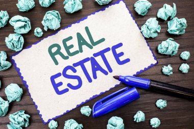 Emlak gösterilen not yazma. Konut özelliği bina kapalı arazi taşınır yanında ahşap zemin Marker üzerine karton parçası üzerinde yazılı gerçek vitrine iş fotoğraf.